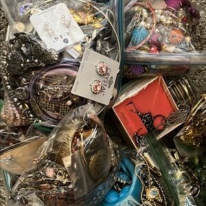 PLEASE READ BEFORE BIDDING 
Wearable Liquidation Jewelry Bundle Bag